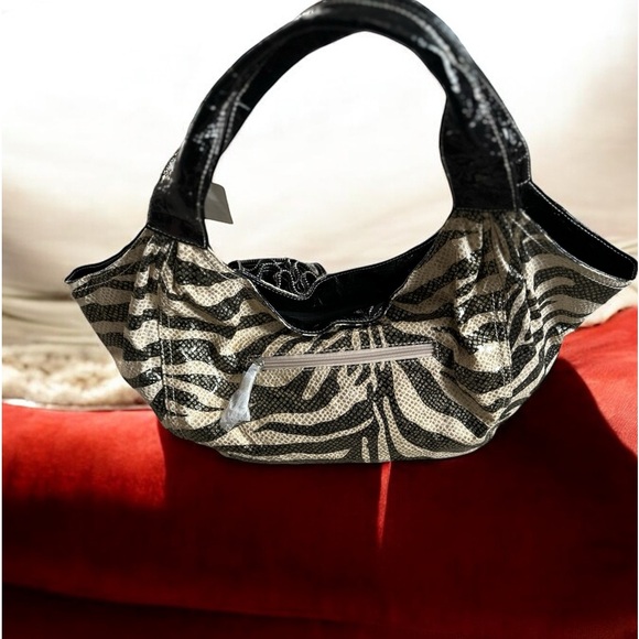 GG…ing zebra and black patent leather baguette shoulder bag - Picture 3 of 6